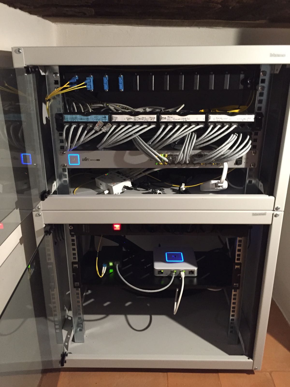 Armadio rack di rete aziendale cablato da TV-Media