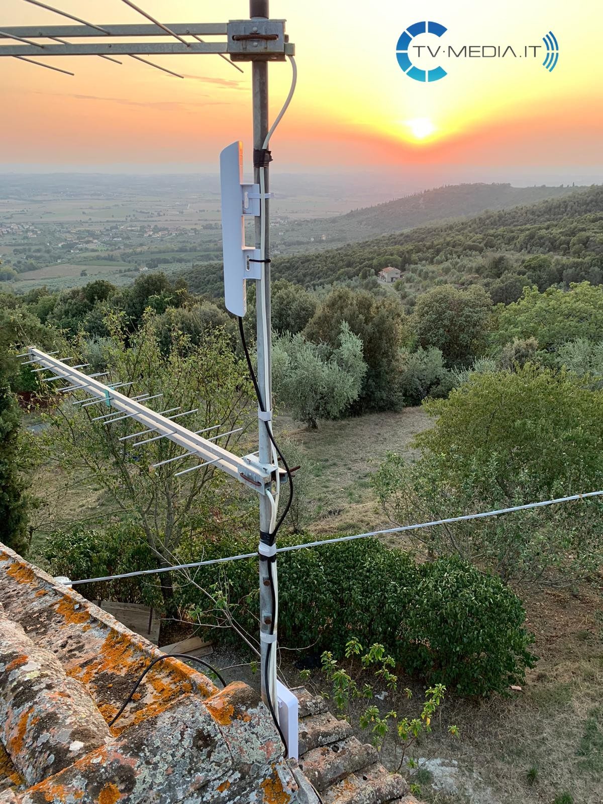 Antenna installata da TV-Media al tramonto sulla Valdichiana